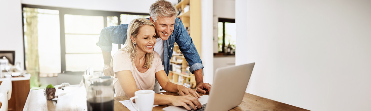 A couple in their home is investigating effective strategies for saving using a Certificate.